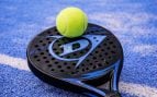 Una pala de pádel Dunlop.