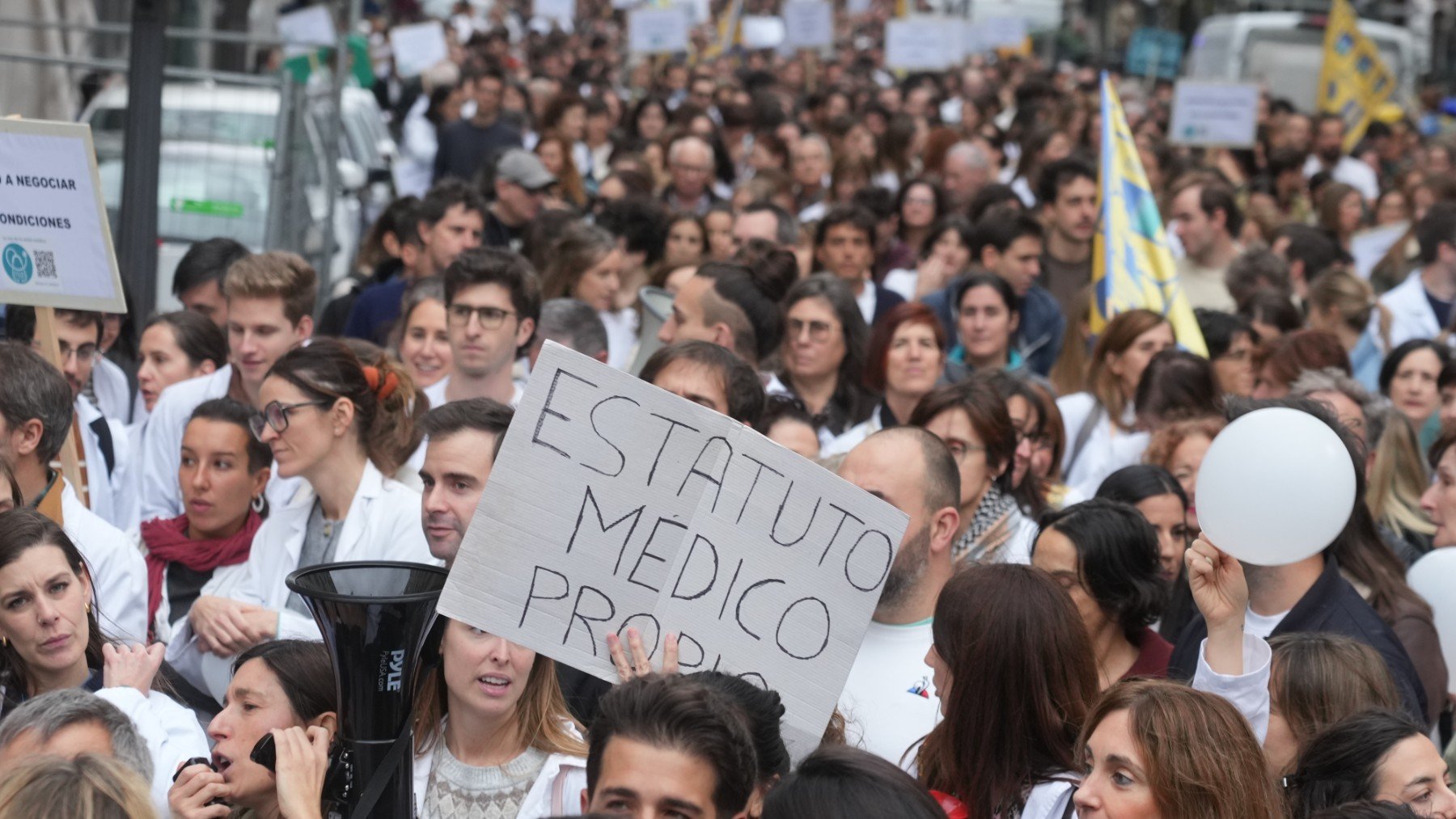 La segunda jornada de paros médicos en España reclama la dimisión de Mónica García por la reforma laboral