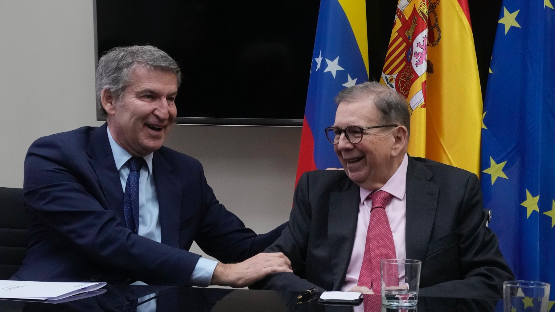 Feijóo se reúne con Edmundo González horas antes de que Trump lo haga con la ilegítima Delcy Rodríguez