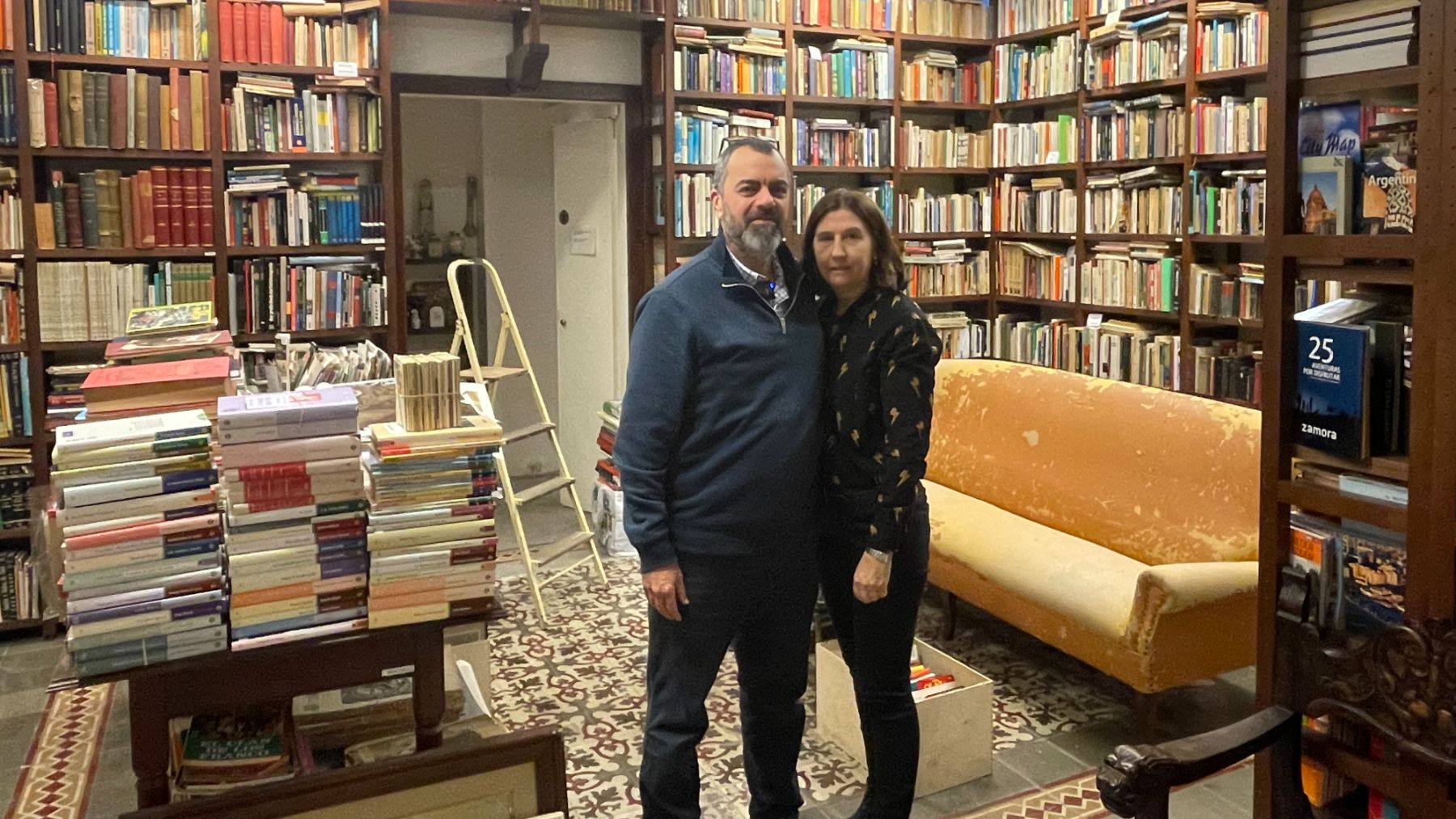 El Bazar, el último refugio que queda en Palma de mapas, fotografías, postales y libros olvidados