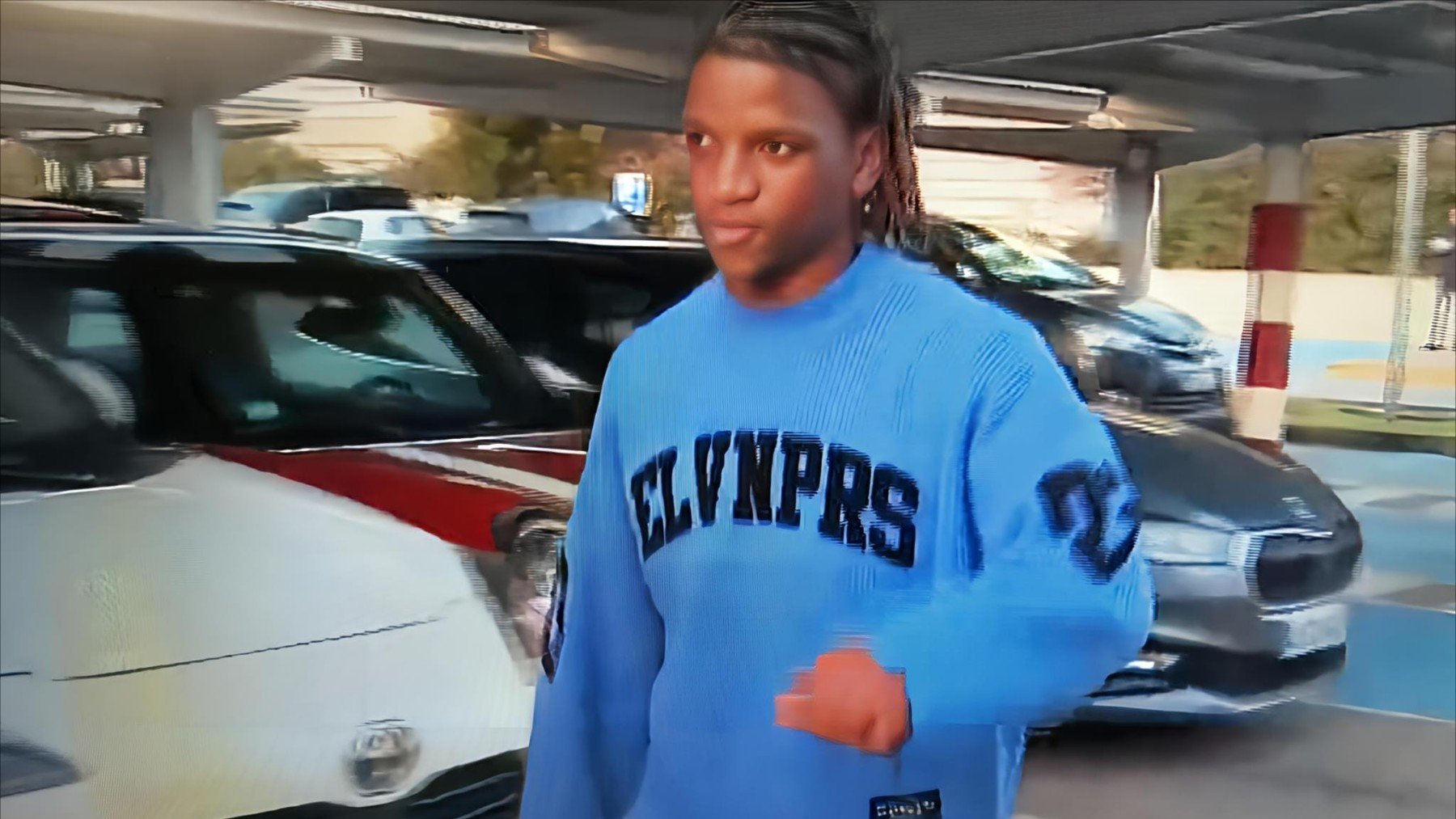 Kalumba, saliendo de la Policlínica.