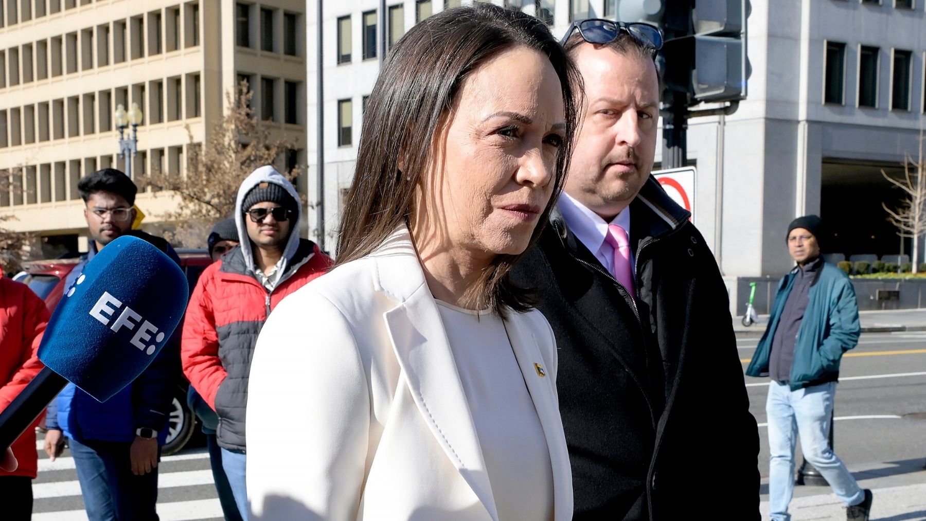 Corina Machado entrega a Trump una medalla de su Nobel de la Paz pero Delcy sigue siendo la elegida