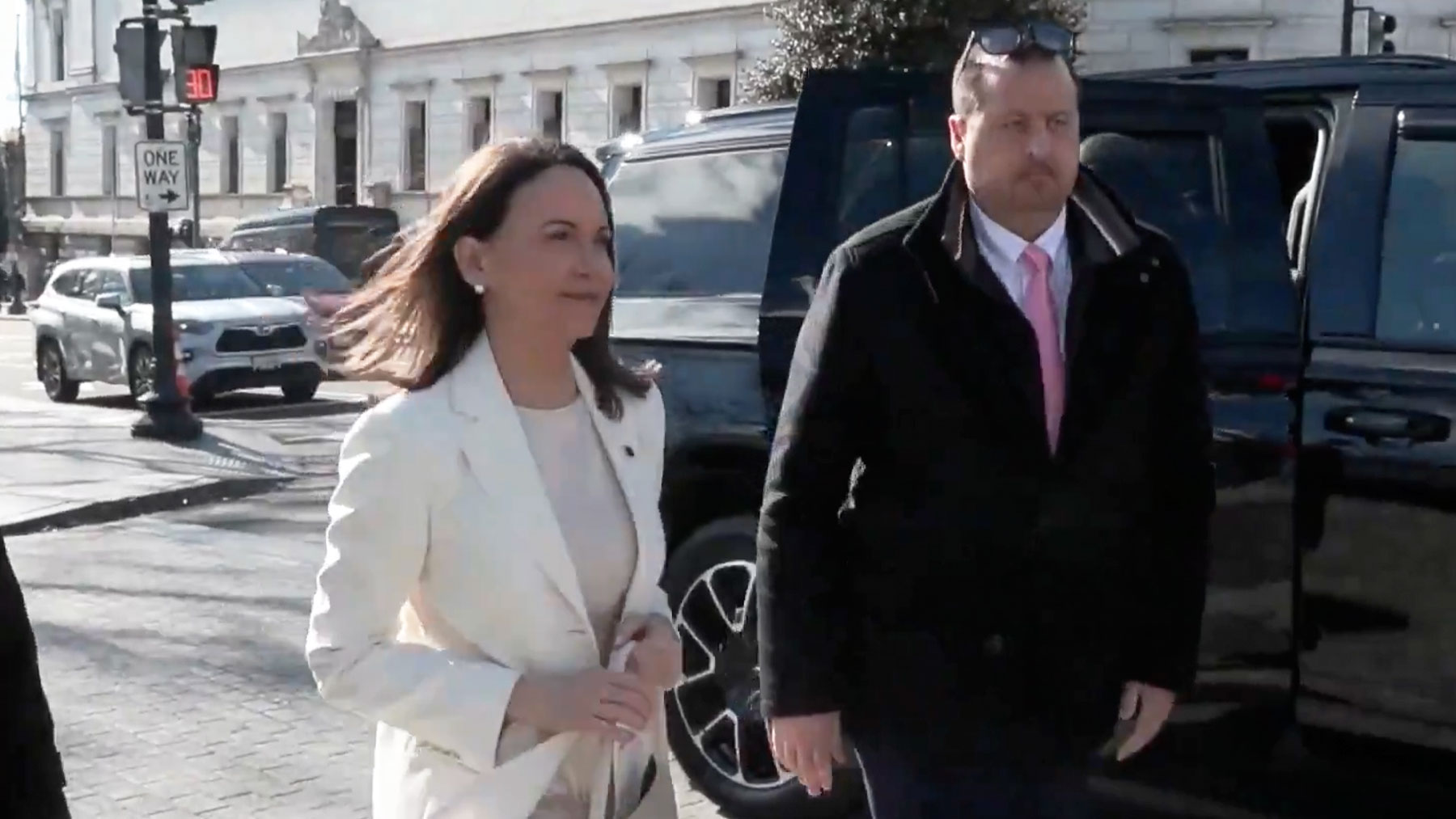 Corina Machado entrega a Trump una medalla de su Nobel de la Paz pero Delcy sigue siendo la elegida