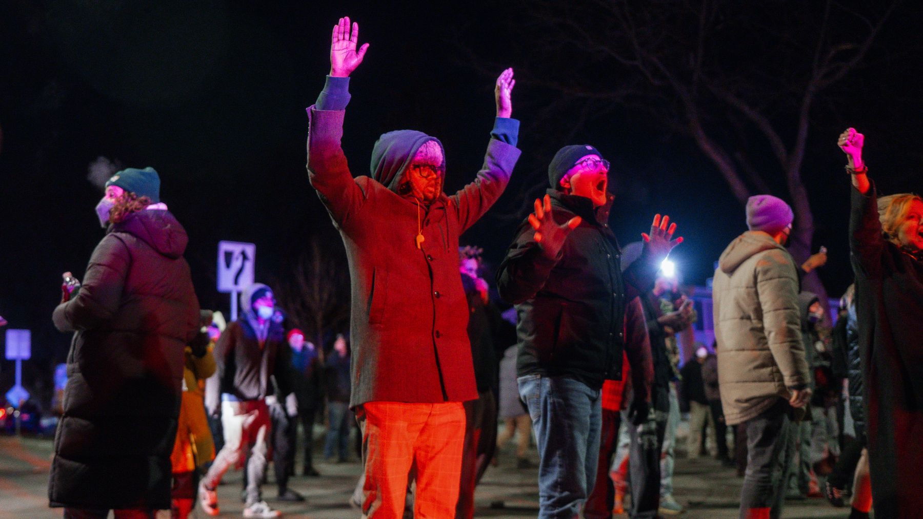Caos en Minneapolis: manifestantes asaltan vehículos del ICE y roban rifles mientras el alcalde demócrata jalea la insurrección