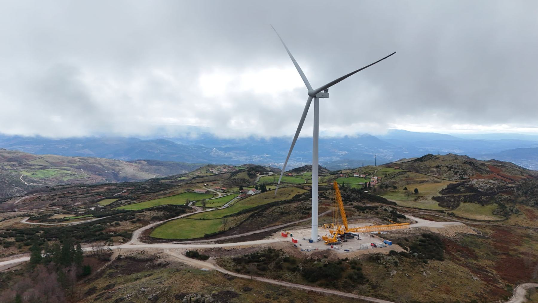 Primer aerogenerador instalado en Tâmega (Portugal). (Foto: Iberdrola).