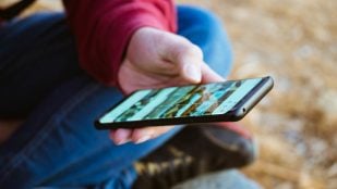 Persona usando móvil Android