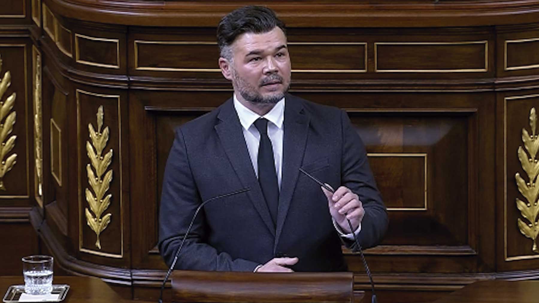 Rufián llama pedófilo y violador a Trump y lamebotas que aplauden como focas a PP y Vox