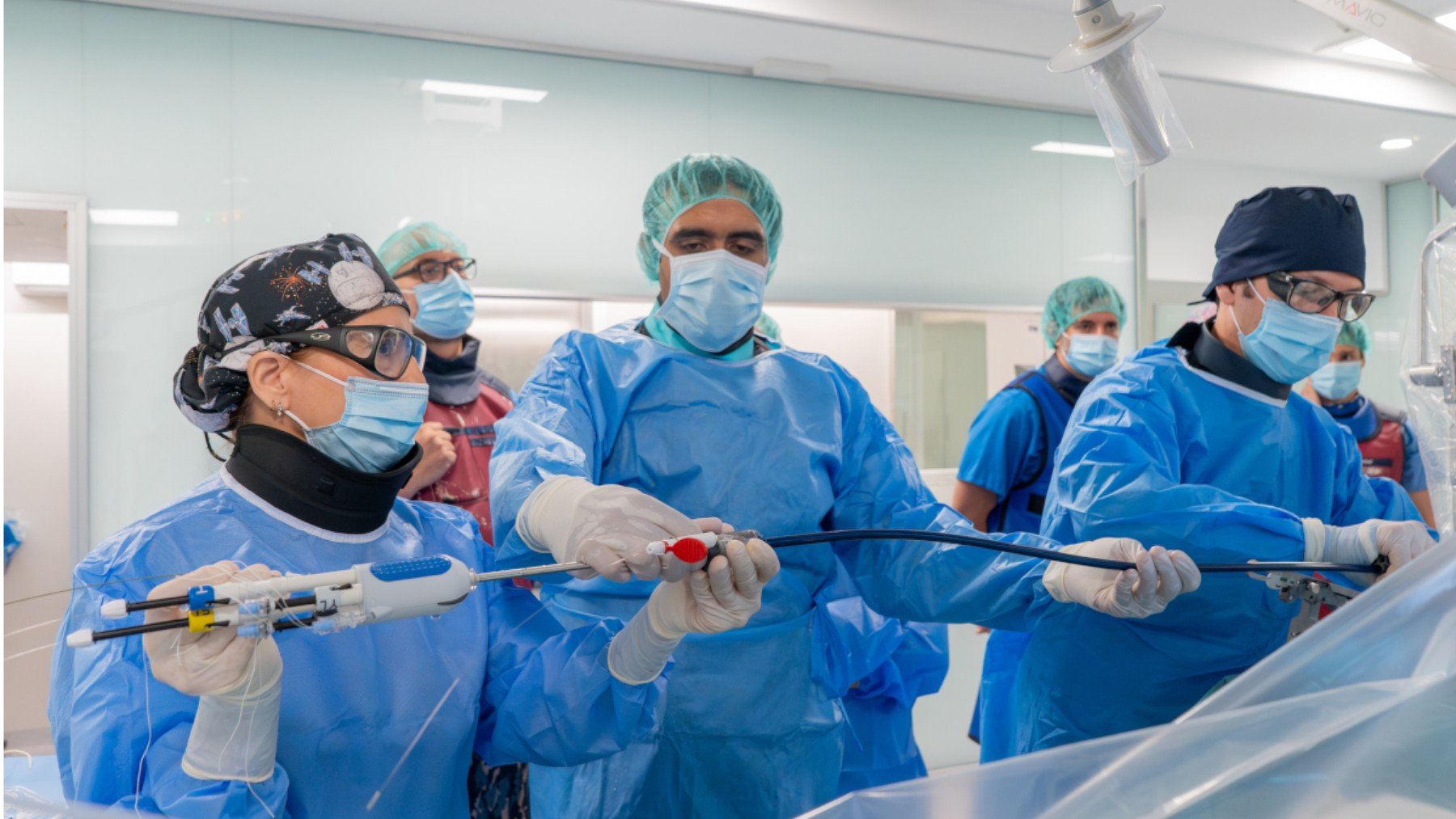 Madrid implanta una válvula tricúspide de corazón por primera vez en España sin abrir el pecho