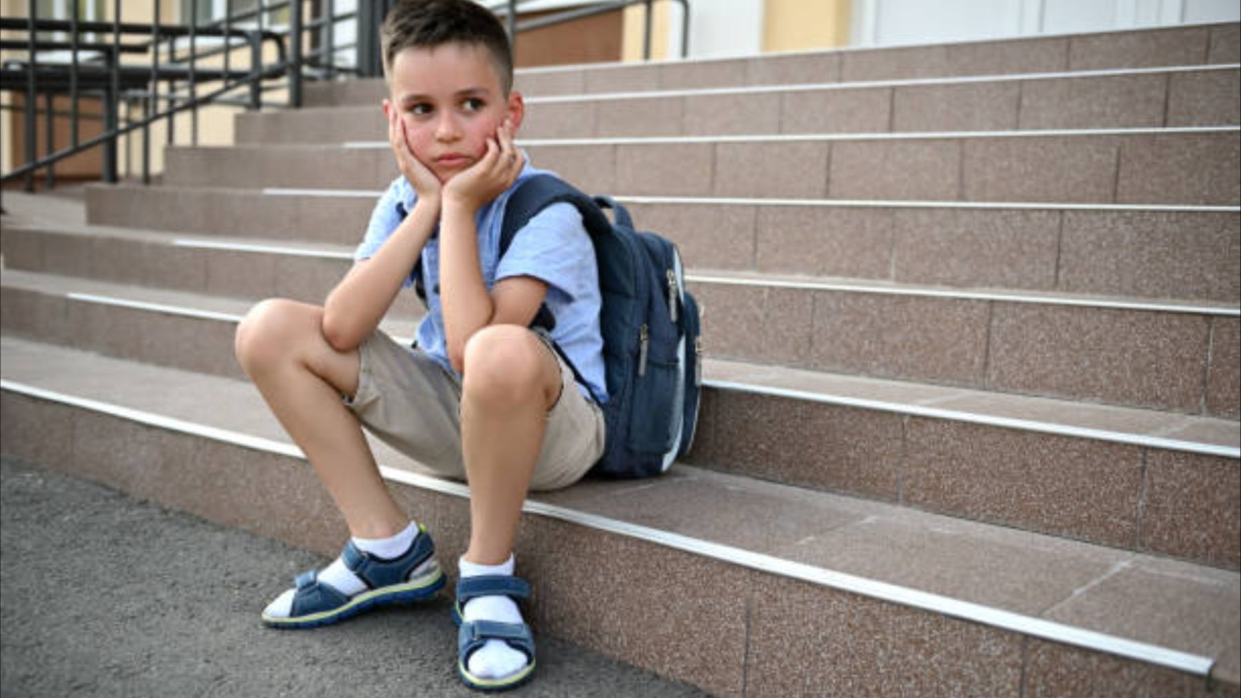 3 señales que confirman que tu hijo no está contento en el colegio, según la psicóloga de