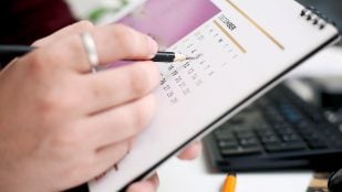 Forma correcta de escribir entre semana en español, entre semana o entresemana según la RAE, entresemana todo junto es correcto para la RAE, entre semana junto o separado.