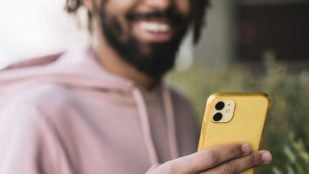 Hombre con su iPhone