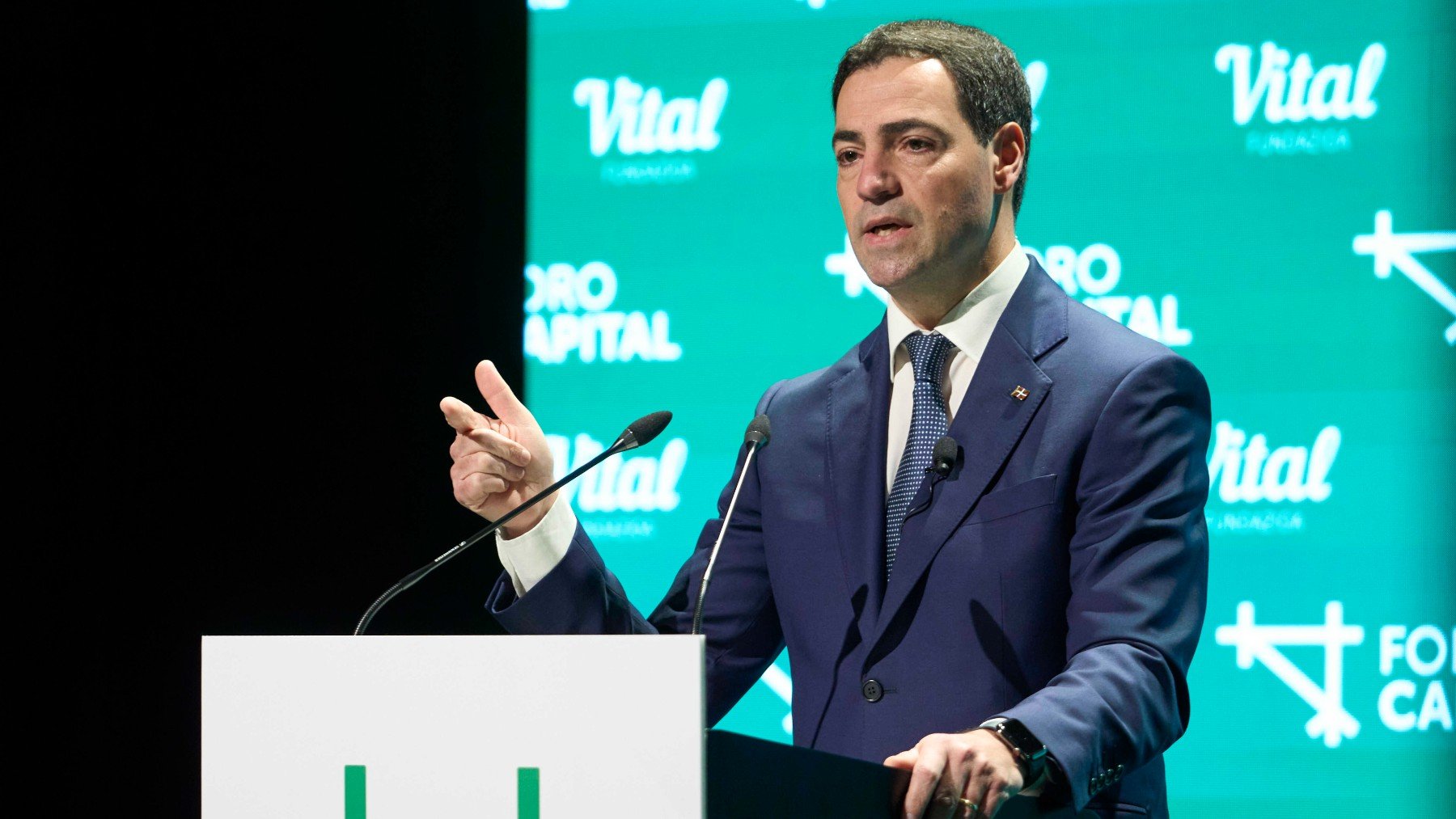 El PNV exige a Sánchez los aeropuertos 24 h. después de recibir el control de las ayudas al paro