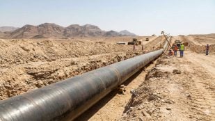 Tuberías en el medio del desierto