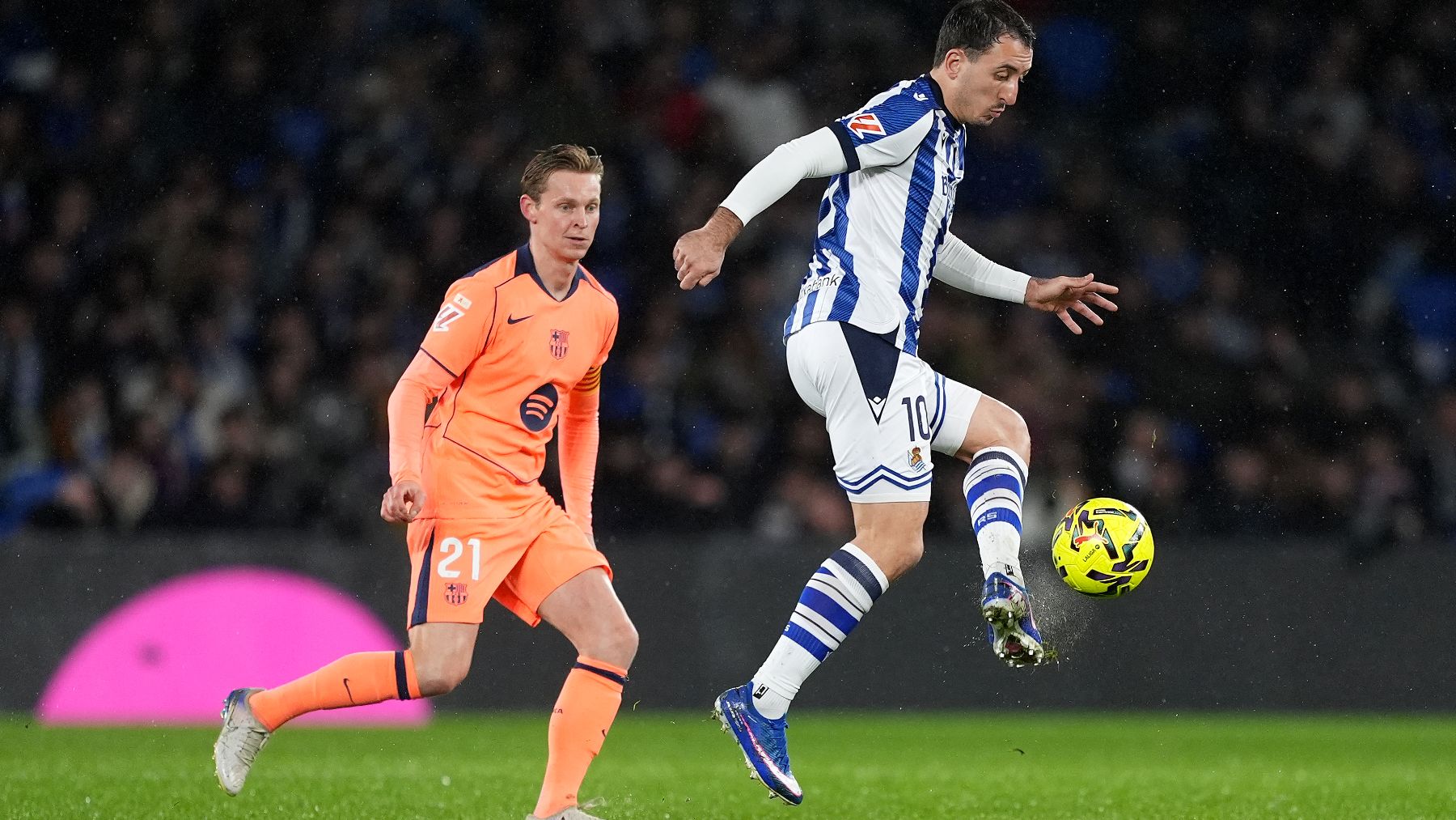 Rajada descomunal de De Jong contra Gil Manzano: Te mira con una cara de