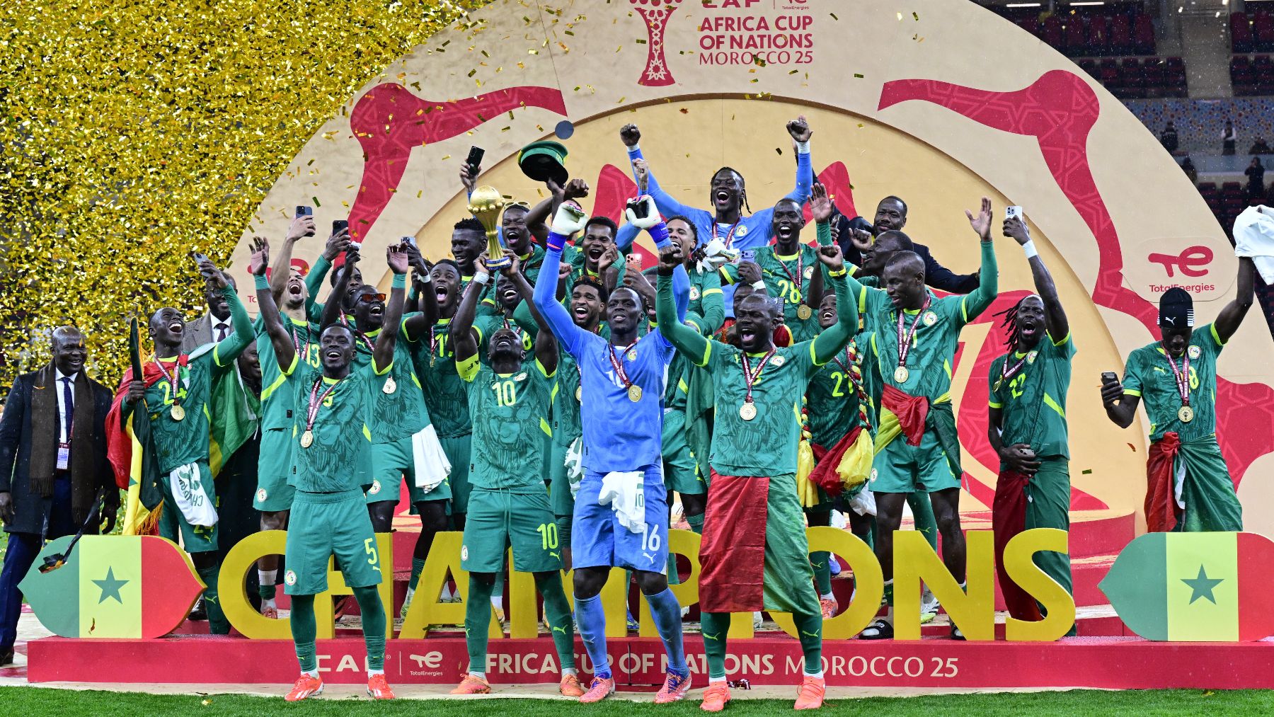 Los jugadores de Senegal levantan el título de campeones de África. (EFE)