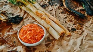 Los calçots con salsa Romesco