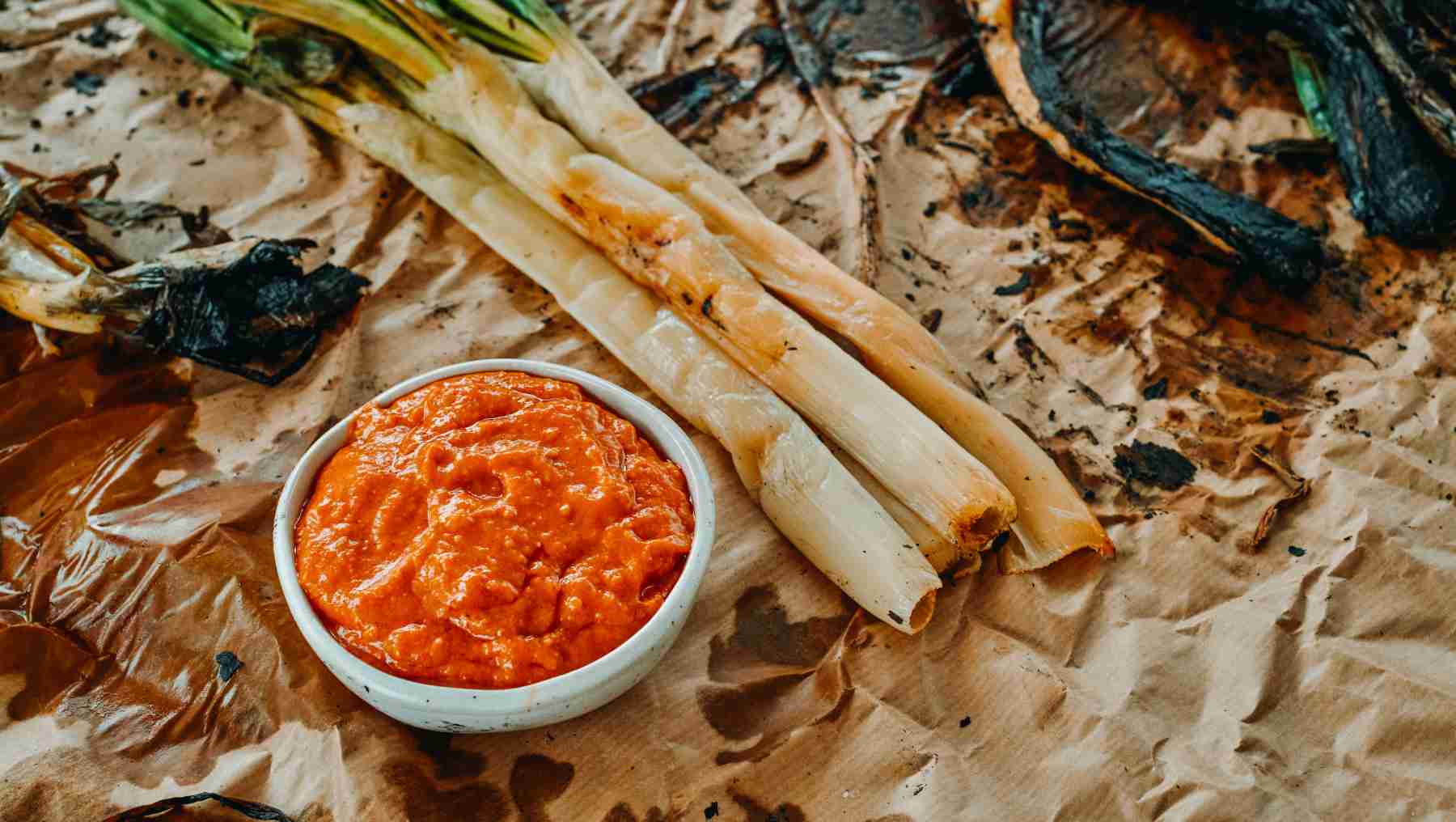 Los calçots con salsa Romesco de Samantha Vallejo-Nágera: disfruta de este clásico