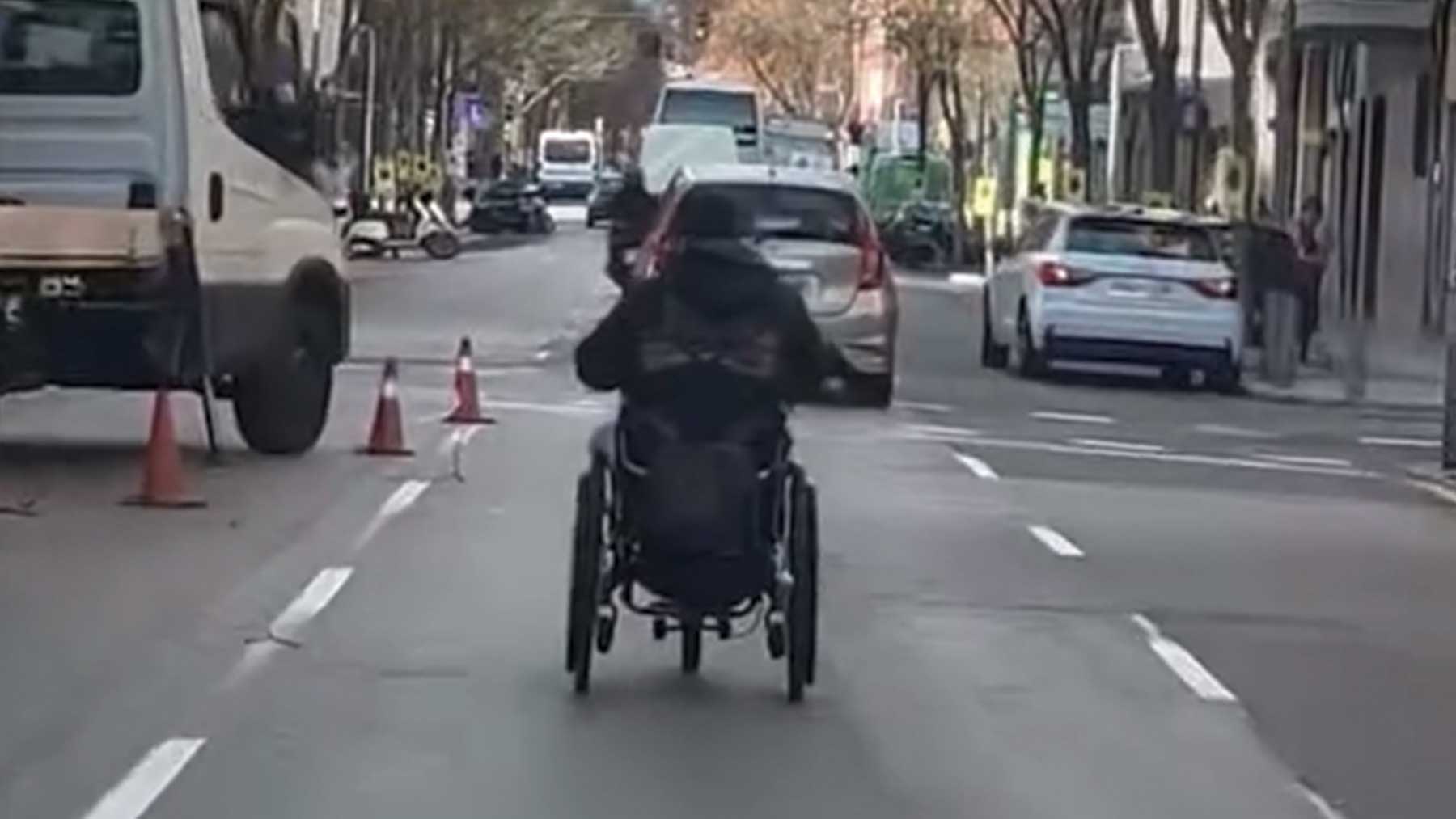 Un hombre en silla de ruedas eléctrica pone en jaque el tráfico del centro de Palma