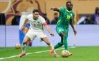 Achraf Hakimi y Sadio Mané, en la final de la Copa África entre Marruecos y Senegal. (Europa Press)