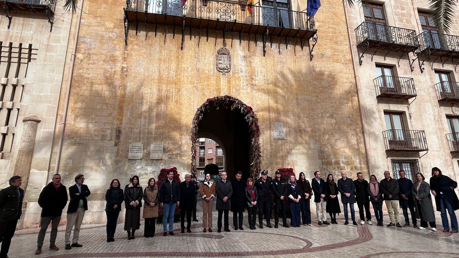 Minuto de silencio a las puertas del Ayuntamiento de Elche (Alicante).