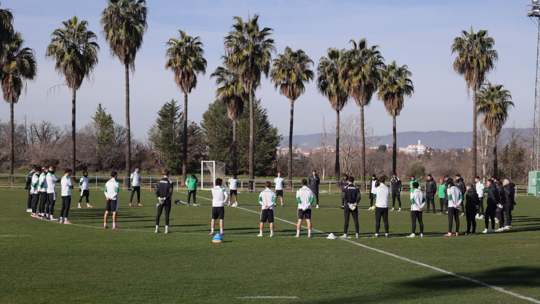 El emotivo minuto de silencio del Córdoba CF en su ciudad deportiva ubicada a 33 kilómetros de Adamuz