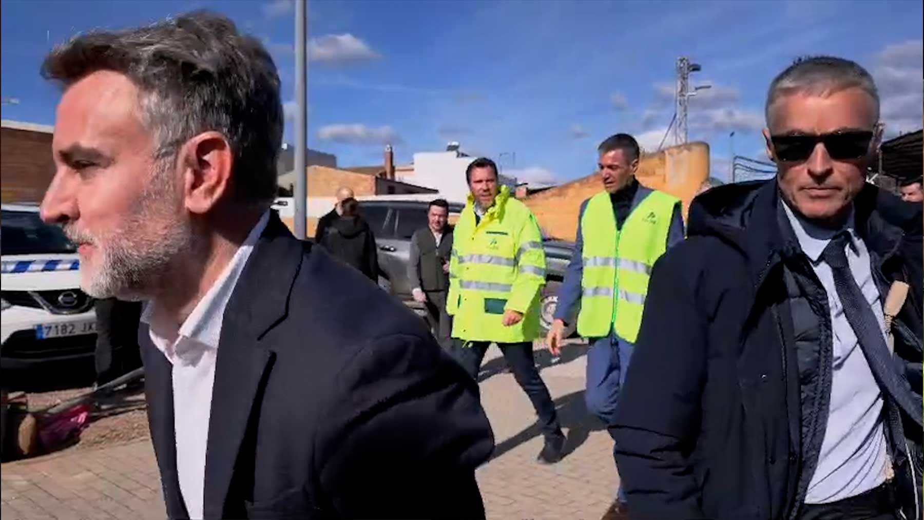 Sánchez llega a Adamuz blindado por sus escoltas y espera dentro del coche al resto de autoridades