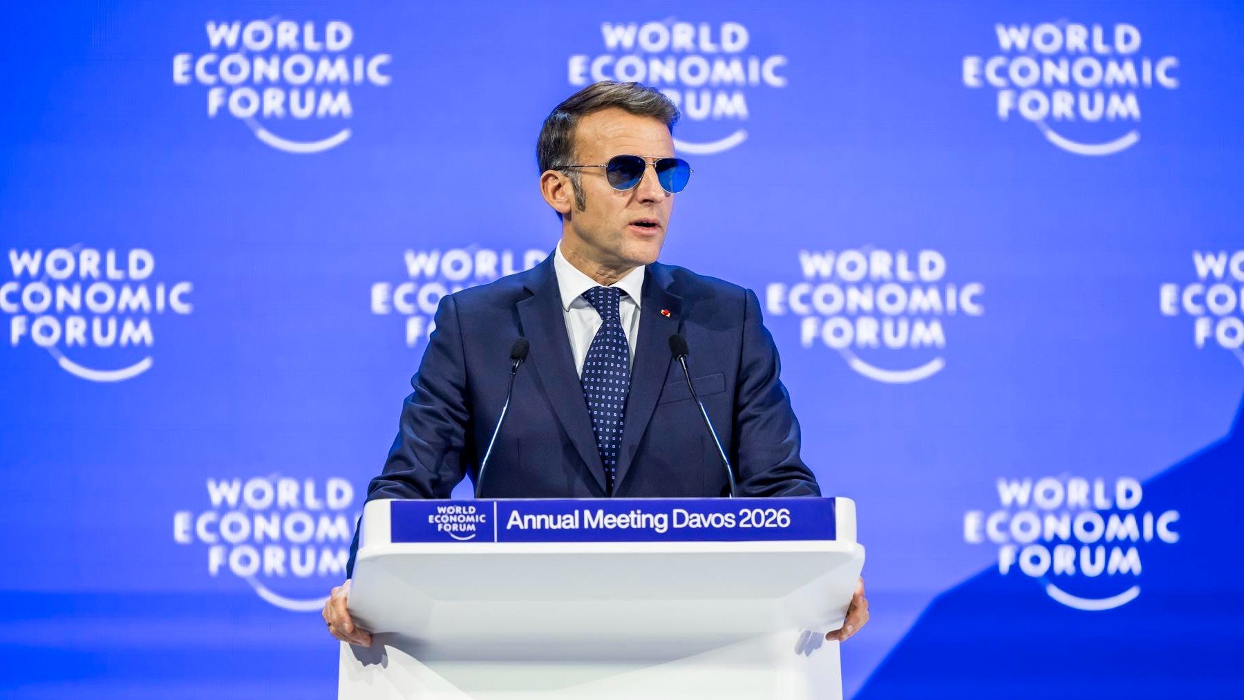 Macron sorprende a lo Top Gun con gafas de sol: ¿qué problema ocular padece el presidente francés?