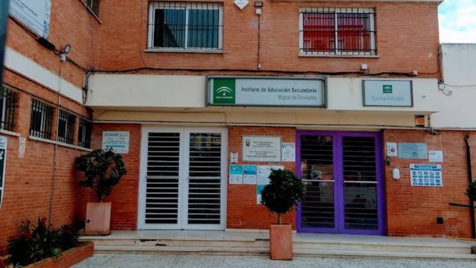 Cinco alumnos heridos tras colapsar el techo de un aula en un instituto de Sevilla