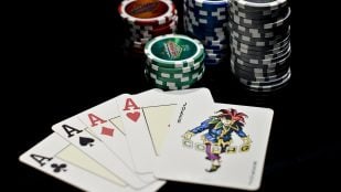 Cómo se escribe póquer en español, póker o póquer en la RAE, póker o póquer, póker es correcto en español según la RAE, póquer en la RAE.