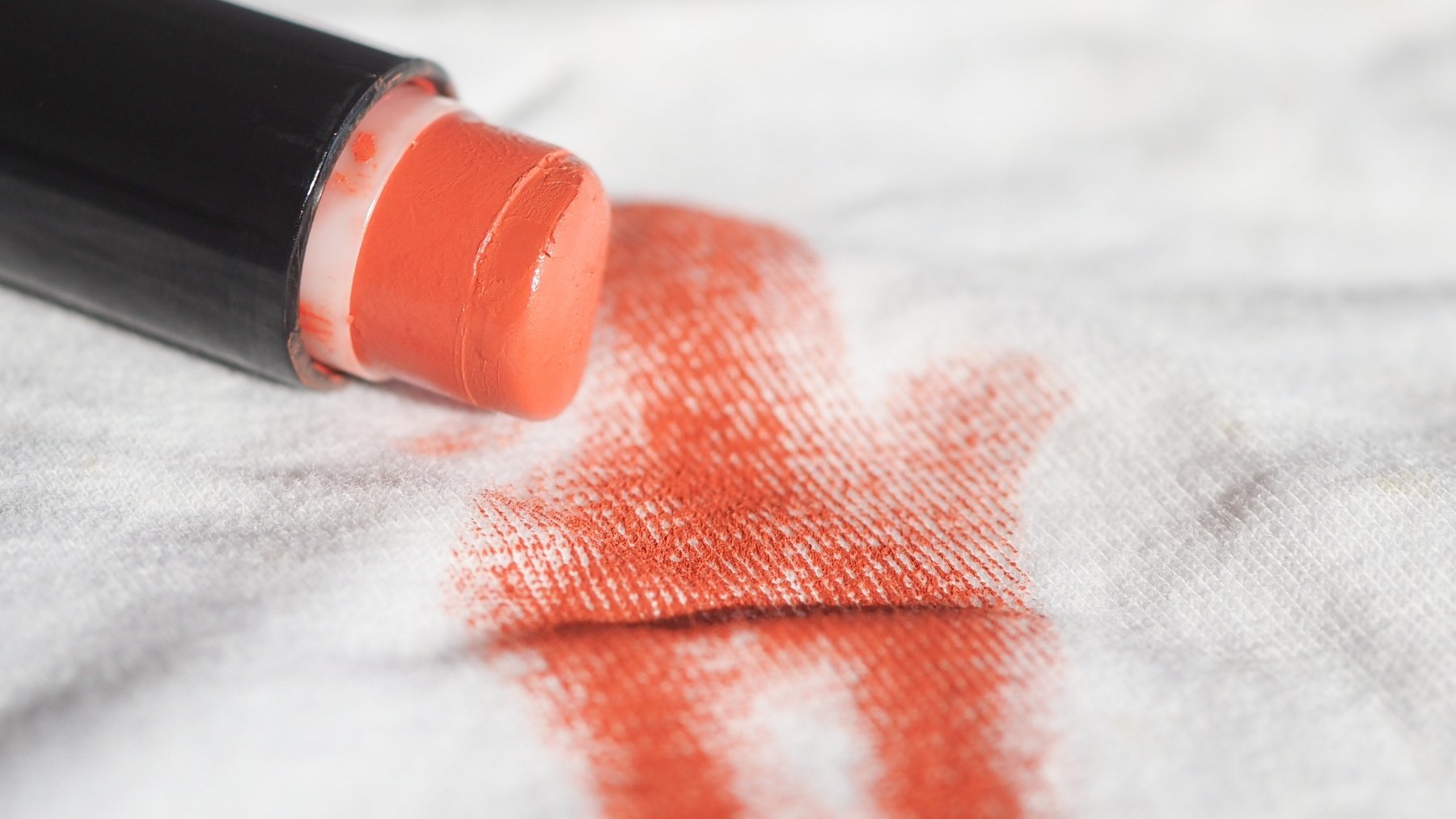 El mejor truco para no manchar de maquillaje tu ropa con algo que todas las mujeres tienen en el baño