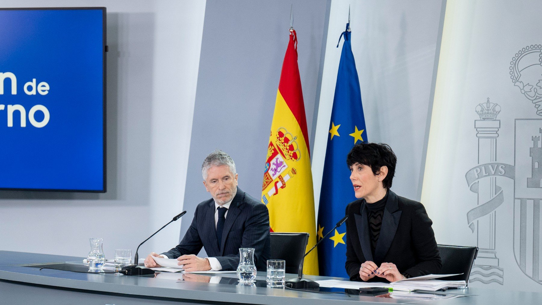 El Gobierno se jacta del luto oficial pero se olvida de los crespones negros en las banderas de La Moncloa