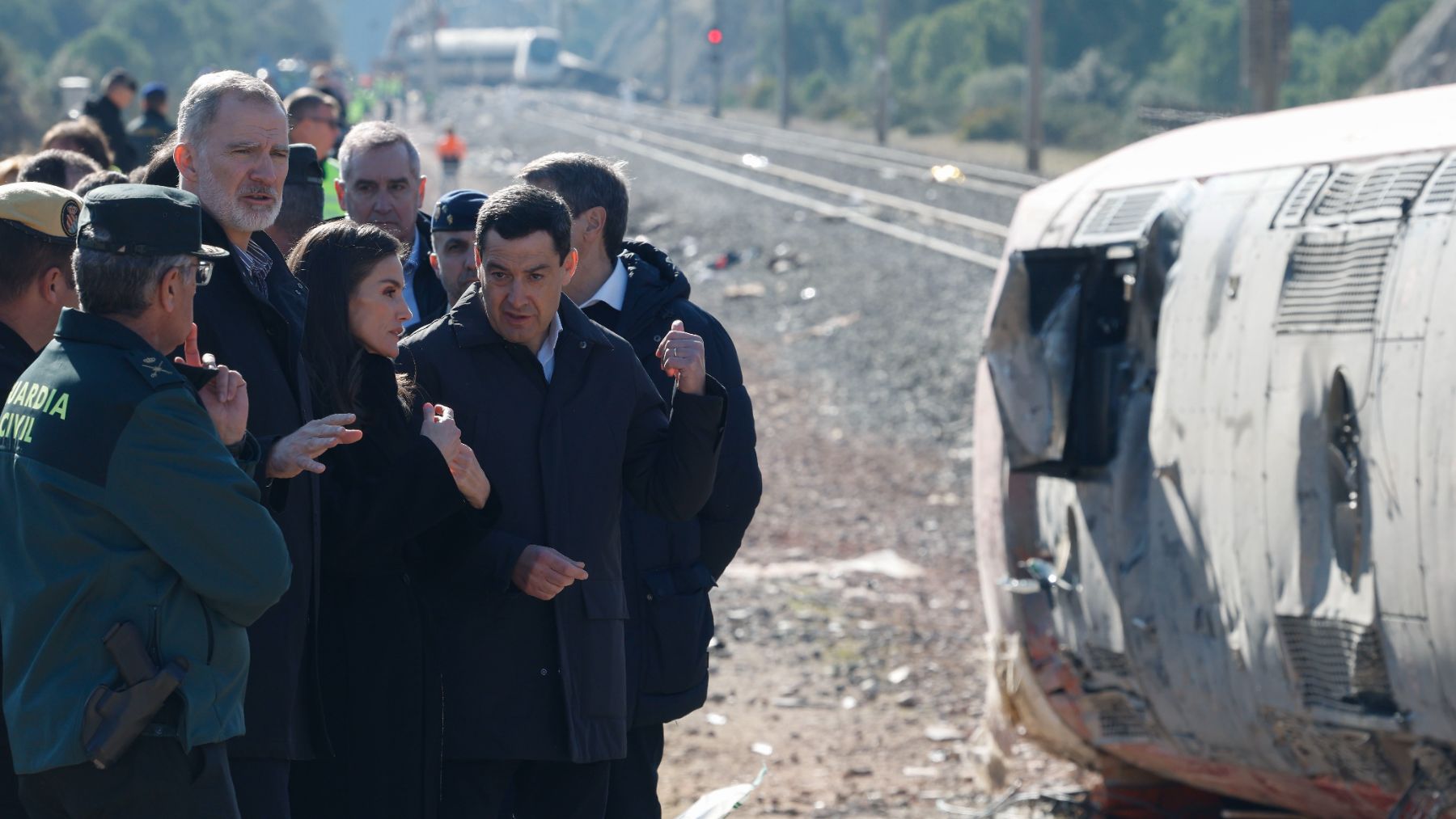 Otro desplante de Sánchez a Felipe VI: deja solo a los Reyes en su visita a la tragedia de Adamuz