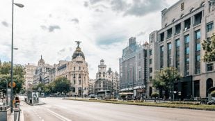 Refrán típico de Madrid, refrán quien no pasa por la calle de la Pasa no se casa, expresiones madrileñas, refranero madrileño, mejores refranes de Madrid.