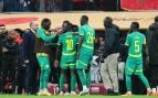 Senegal intentando abandonar el partido ante Marruecos en la final de la Copa África. (Europa Press)