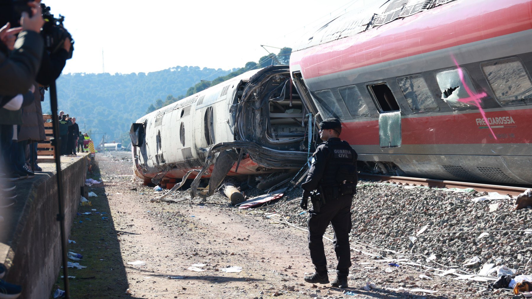 La Guardia Civil que rescató a la niña de seis años que perdió a su familia en Adamuz: Tenía mucho frío