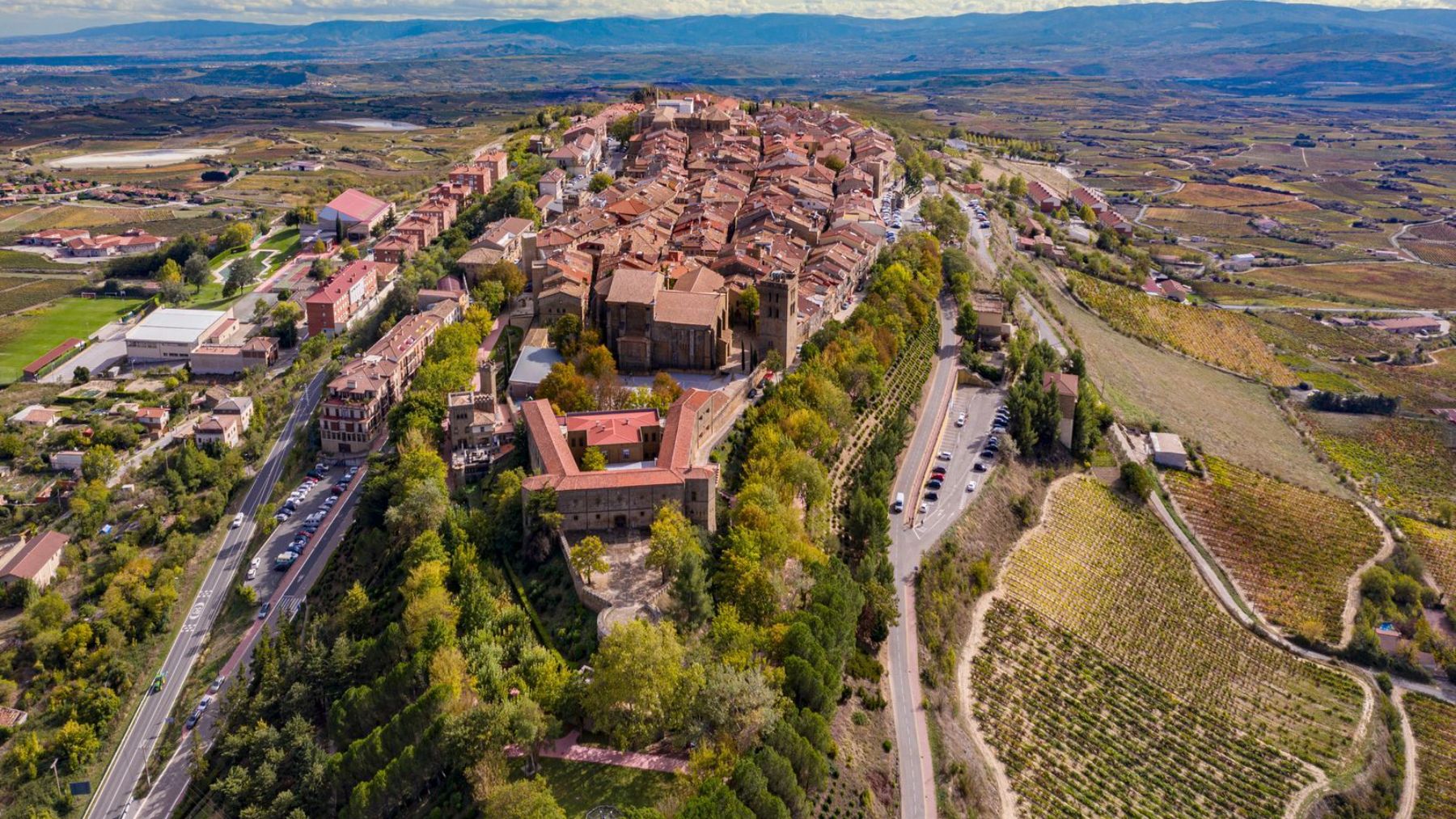 El pueblo más bonito al que tienes que ir este invierno lo tiene todo: murallas, dólmenes y bodegas