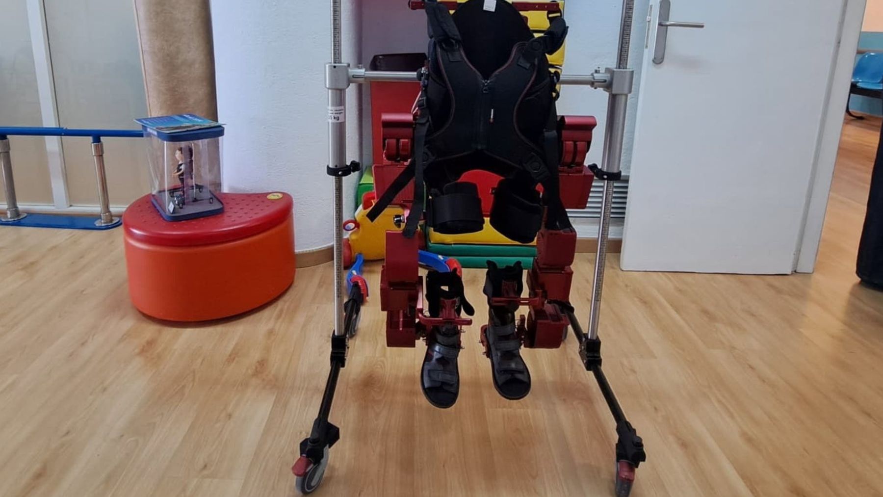 Avance histórico en Baleares: un exoesqueleto para niños con problemas graves de movilidad