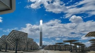 Planta de energía solar térmica de Hami en Hami, región autónoma uigur de Xinjiang, en el noroeste de China. Foto Zhang Yiyi - GT