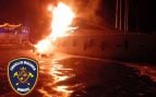 Un pavoroso incendio calcina y hunde un yate de 18 metros en el Club Náutico del Arenal