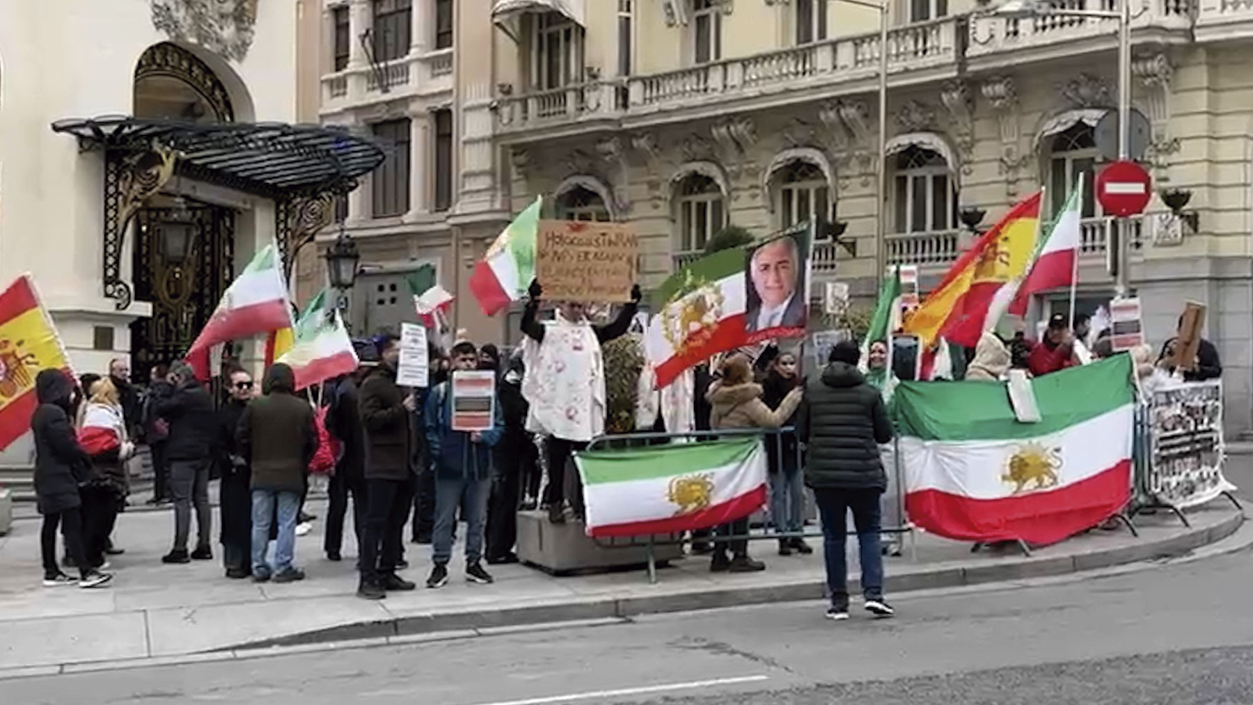 Gritos de Irene Montero, quítate el velo en la manifestación por la democracia en Irán frente al Congreso