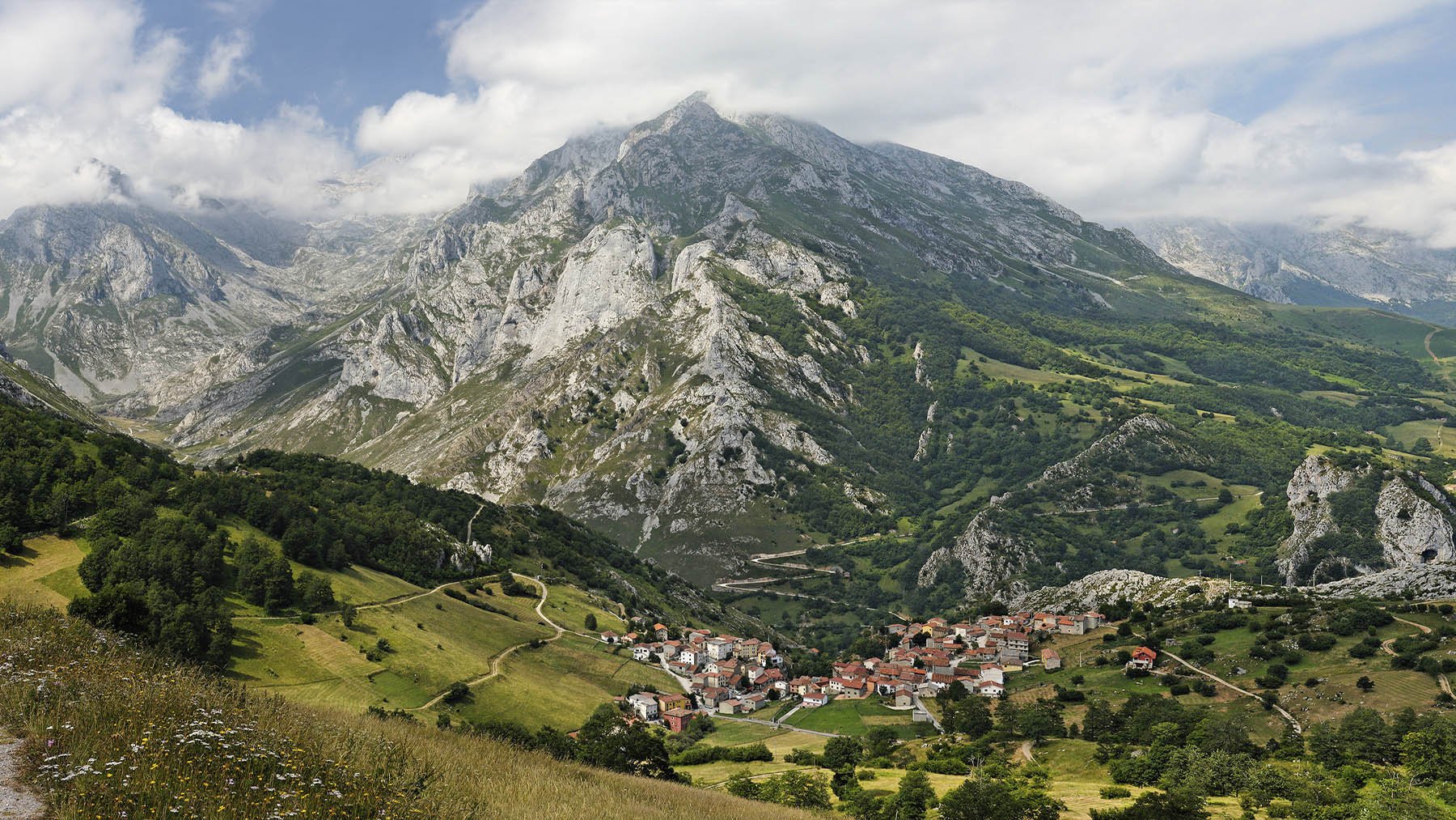 Parece el pueblo de Heidi, pero está en Asturias y cuando nieva tiene los mismos paisajes que los Alpes Suizos