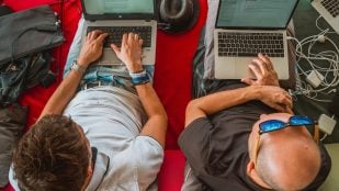 Palabra rara en español, palabra que no conoces de la RAE, qué significa cazcalear, cazcalear, palabra para persona que no trabaja en español, mejores palabras de la RAE.