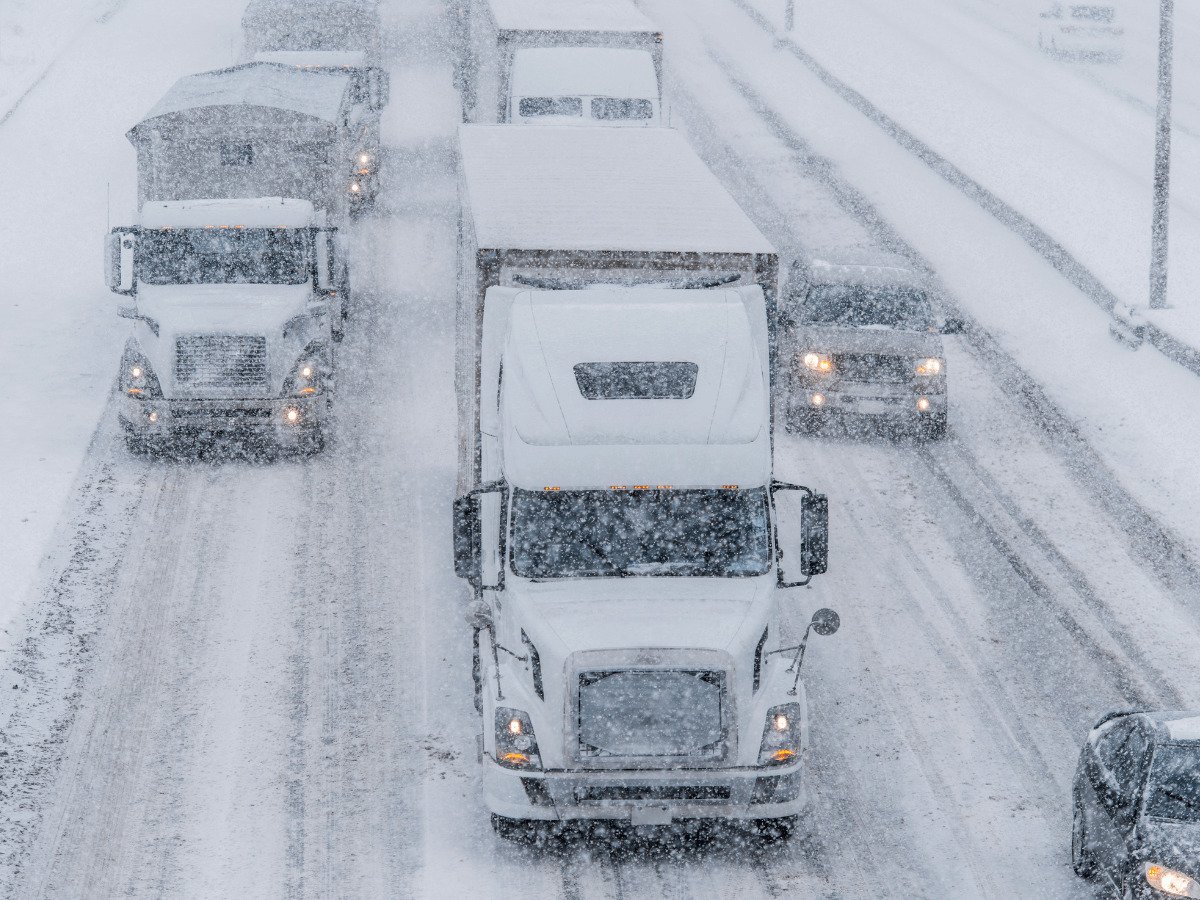 Carretera nevada en el norte de España.
