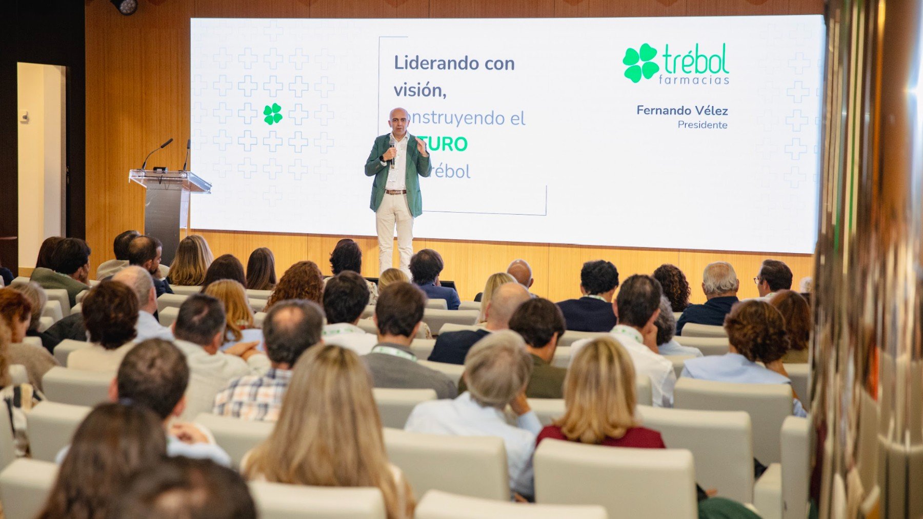 Fernando Vélez: La gestión debe liberar al farmacéutico para cuidar mejor al paciente