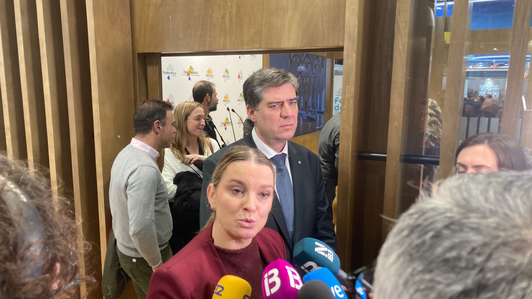 Marga Prohens y su coneller de Turismo, Jaume Bauzà, en Fitur.