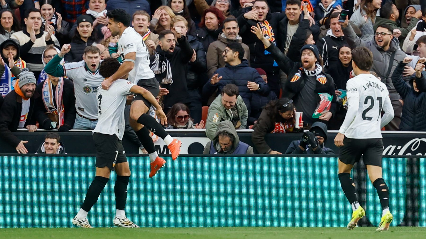 El Valencia celebra un gol. (EFE)