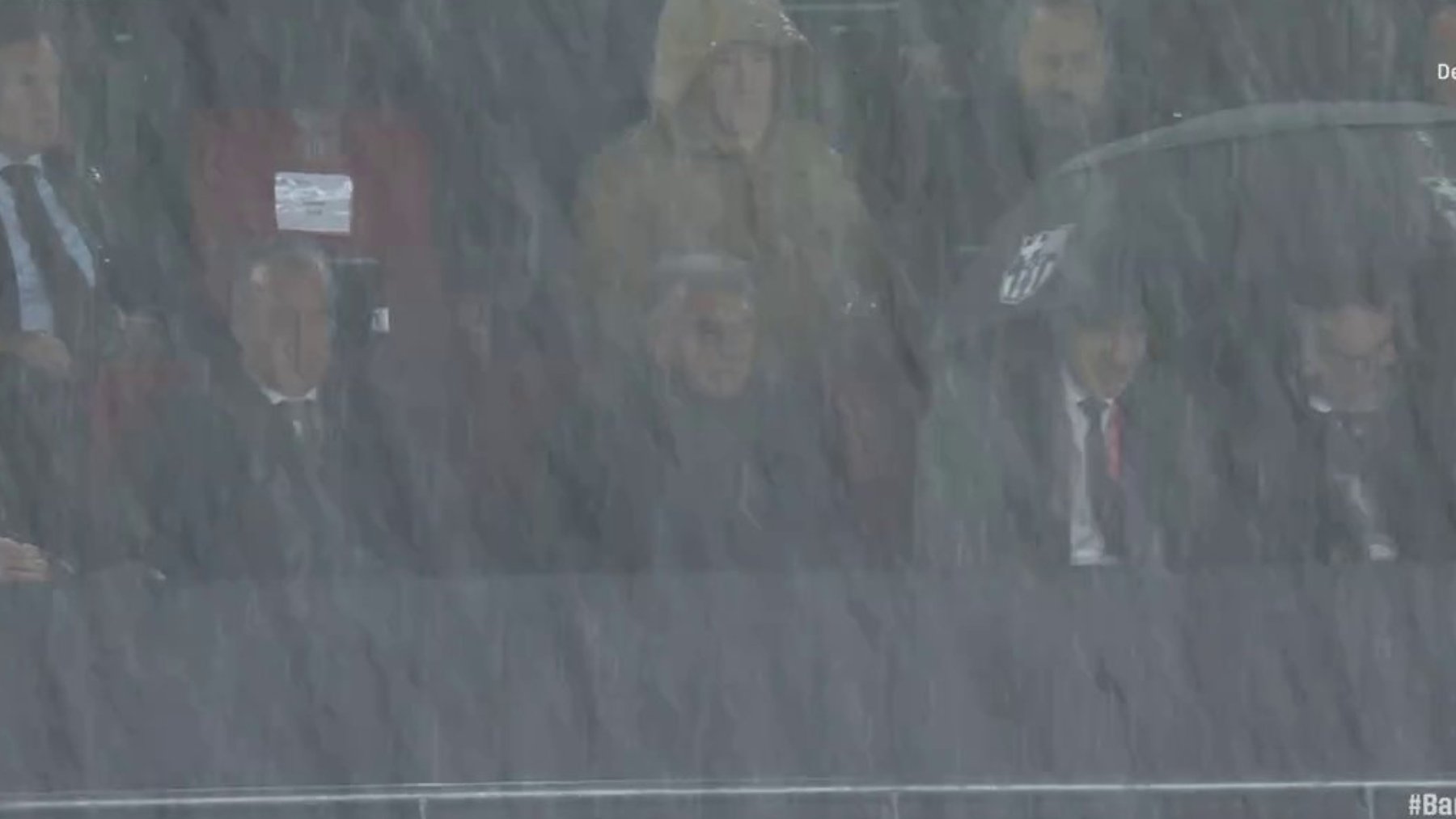 La lluvia descubre las miserias del Camp Nou: hasta Laporta terminó calado en el palco
