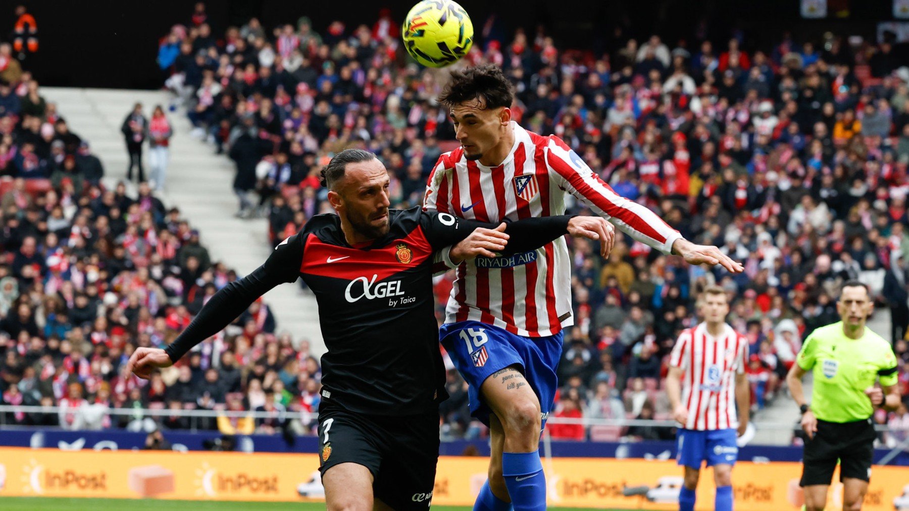 Muriqi disputa un balón con Pubill.