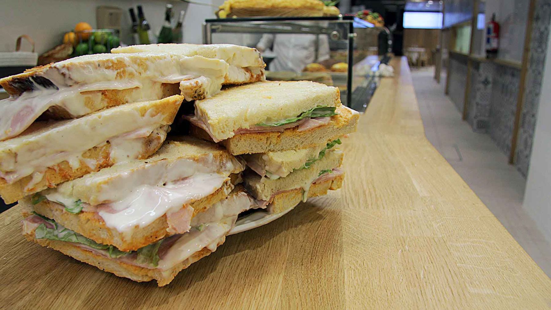 El bar de toda la vida a pie de calle en Bilbao guarda un secreto y está en la salsa de sus míticos sándwich