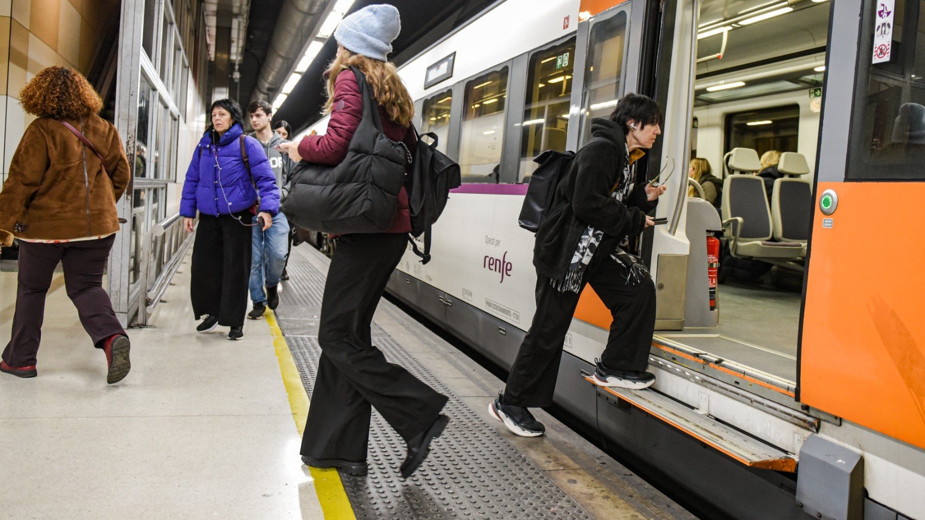 Puente no dimite pero destituye a dos cargos medios de Adif y Rodalies por el caos ferroviario